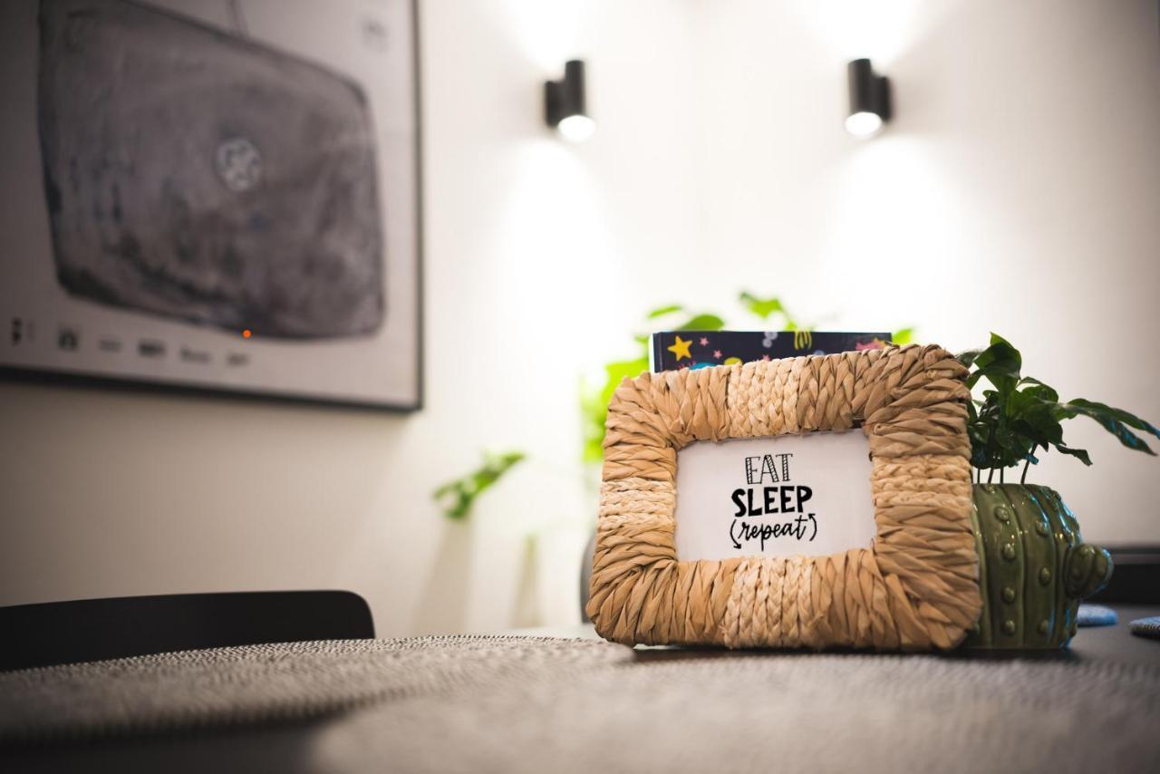 Sleep, Eat, Repeat And Park Your Car In City Center 萨格勒布 外观 照片